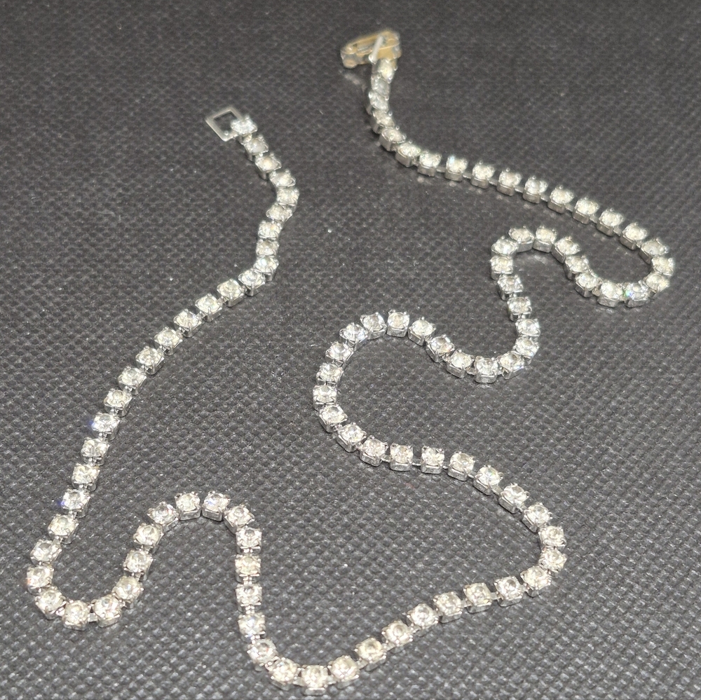 VINTAGE Clear Rhinestones in Silver Tone Setting Tennis Necklace - Picture 6 of 16